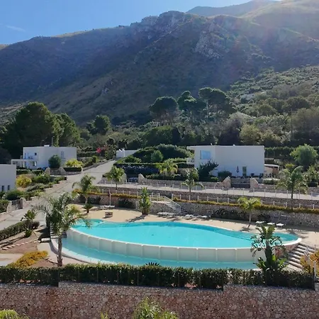 Villa Giardino Degli Allori, Manfredi With Pool *